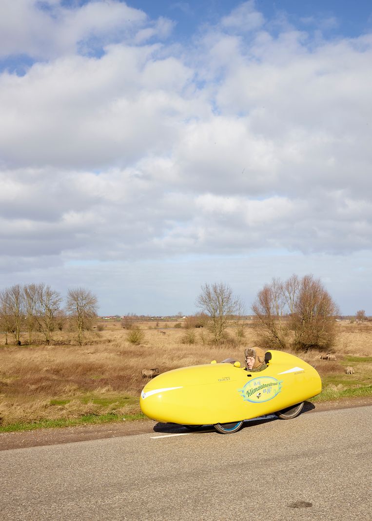 Johan Vollenbroek scheurt vaak in zijn velomobiel door de Ooijpolder. Beeld Henk Wildschut