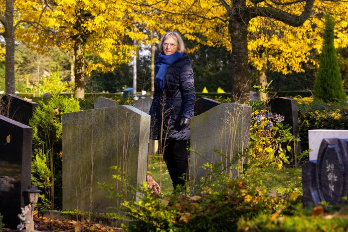 Adri Faro op begraafplaats Bloemendaal in Waalwijk waar ze jarenlang Lichtjesavond organiseerde.