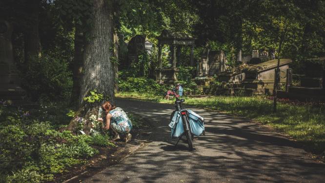 “Ik kan niet meer”: meisje, aangerand op kerkhof, stapt uit leven. Riskeren jonge verdachten tot 30 jaar cel voor assisen? 