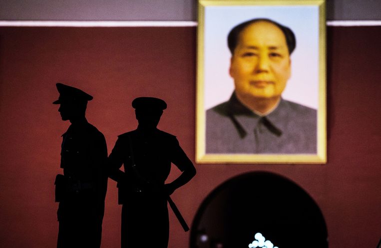Militairen voor het portret van Mao Zedong op het Plein van de Hemelse Vrede in Beijing Beeld getty