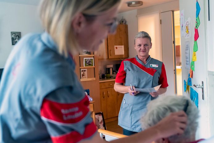 Pijnconsulent Natasja Reijnders (midden) observeert pijnsignalen, terwijl verpleegkundige Christine Verhagen bij Mariahove-bewoonster Nelly van der Steeg de haren borstelt.