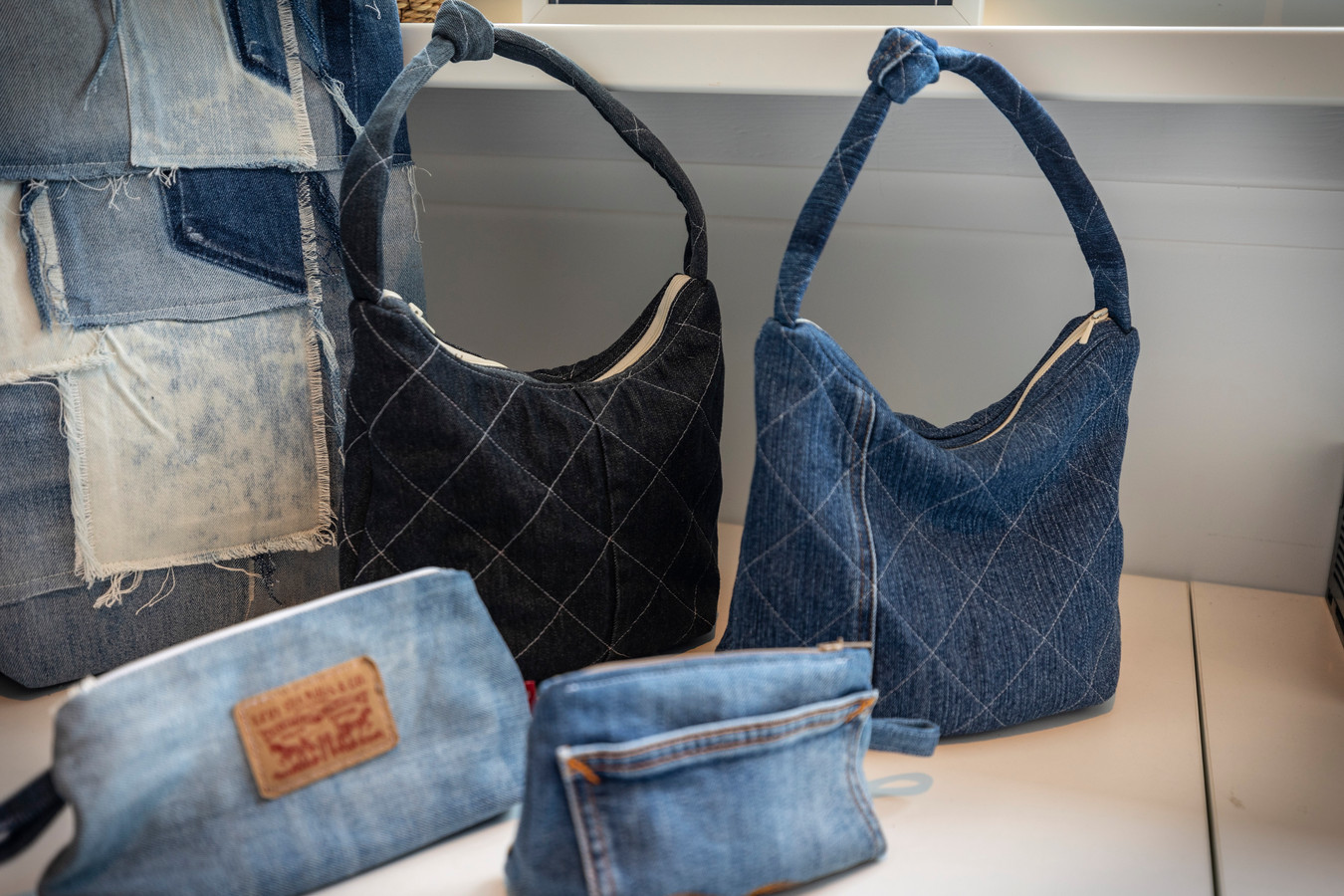 Van spijkerbroek stoere tas: Lisa uit Oldenzaal blaast oude nieuw leven | Foto |