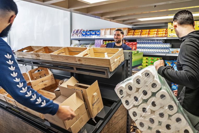 De vakken van gratis supermarkt Fris worden gevuld.
 Beeld Guus Dubbelman / de Volkskrant