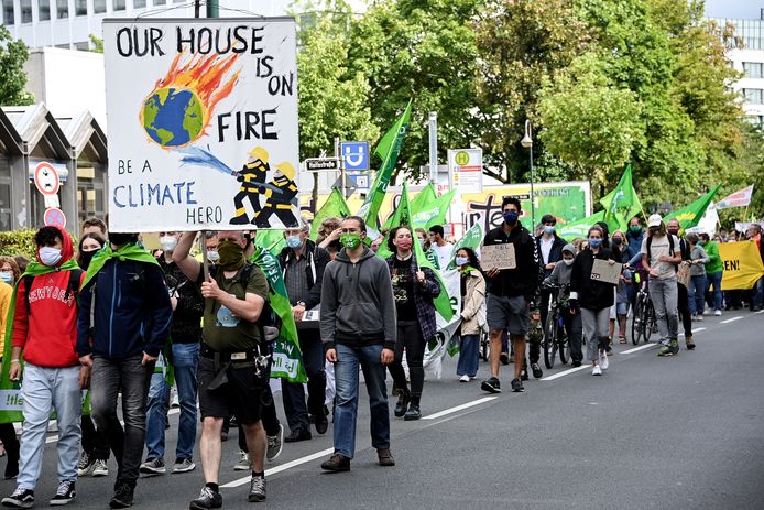 Mensen met spandoeken tijdens een klimaatprotest van Fridays for Future in Dusseldorf, Duitsland op 10 juli.