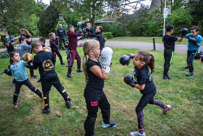 Kickboksende kinderen van de sportschool van Nijmegenaar Joop Ubeda in het Florapark. Zij kunnen in april hun beste vechtsporttechnieken laten zien op een jeugdkickboksgala ten bate van stichting Metakids.