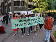 Tientallen Groningers aangekomen in Den Haag: ‘Vannacht gaan we weer met de bus terug’
