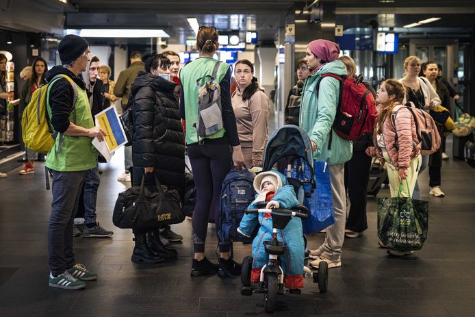 Veel Oekraïense vluchtelingen komen nu vanuit Berlijn naar de Randstad. Op de foto vluchtelingen op Amsterdam Centraal, waar ze worden opgevangen en geregistreerd, waarna ze worden verdeeld over de opvanglocaties.