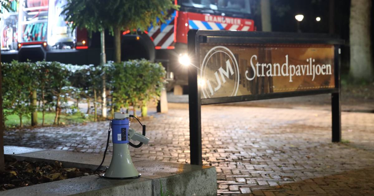 Een bruiloft in een strandpaviljoen in het Brabantse Vught is gisteravond vroegtijdig beëindigd door een keukenbrand.