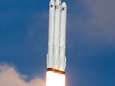 Zwaarste raket ter wereld stuurt Tesla de ruimte in