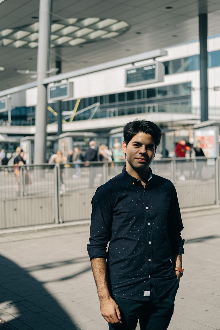 Sylvester Heerwegh (19) woont in Sint-Niklaas. Studeert tweede bachelor geneeskunde aan de UGent. Route: met de fiets of bus naar het station van Sint-Niklaas, daarna op de trein, met de fiets of tram naar de campus. Reistijd: 1 uur en 15 minuten. Beeld Wouter Van Vooren
