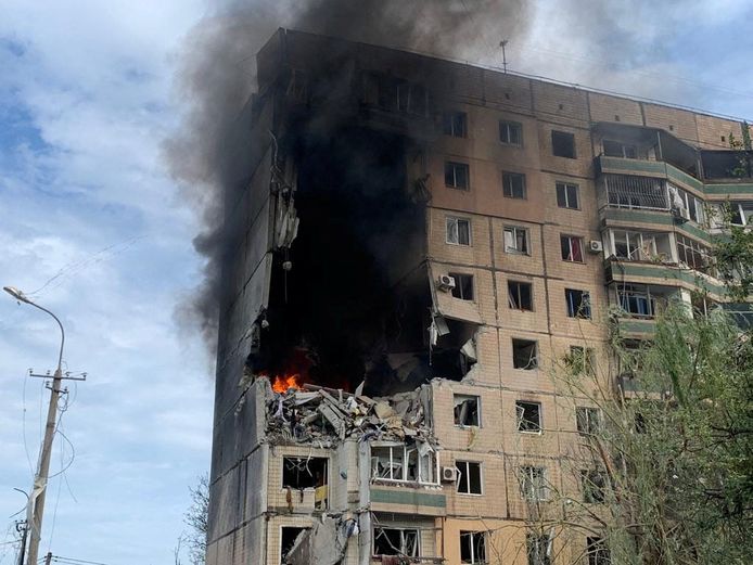 Een Russische raket trof een flatgebouw in Kryvy Rih, de geboortestad van president Volodymyr Zelensky.