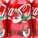 Coca Cola heeft een sneaky detail op de kerstblikjes getekend