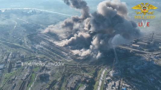 Een bombardement op de Azovstal-fabriek.