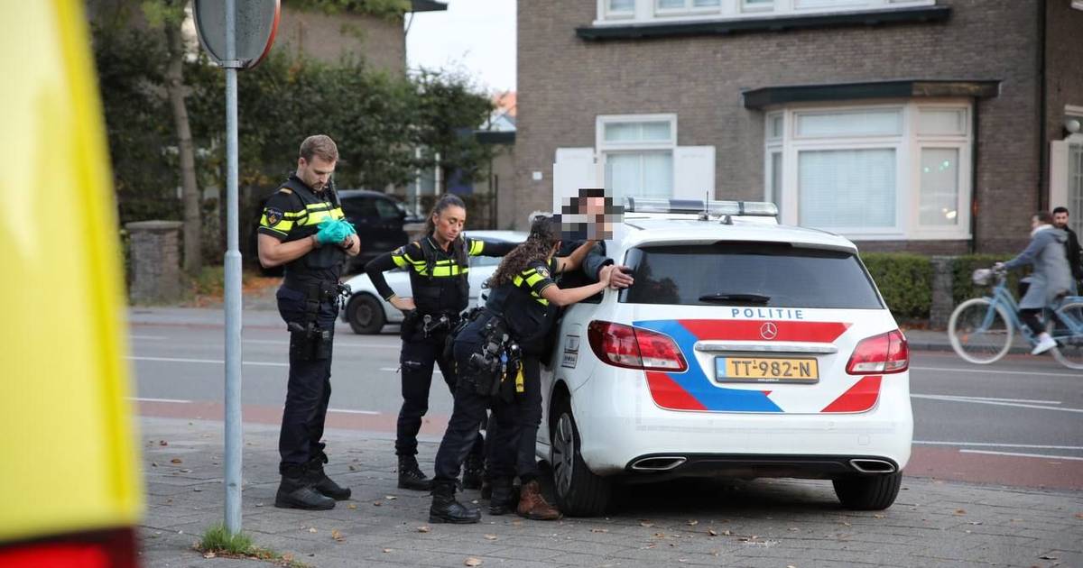 Scooterrijder neemt de benen na ongeval in Apeldoorn maar komt niet ver.