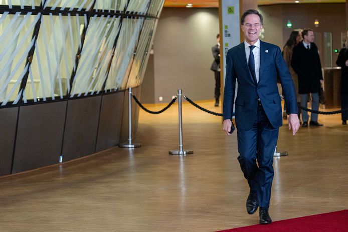 Ontslagnemend minister-president van Nederland, Mark Rutte, staat de pers te woord na afloop van dag 1 van de EU-top. (15/12/23)