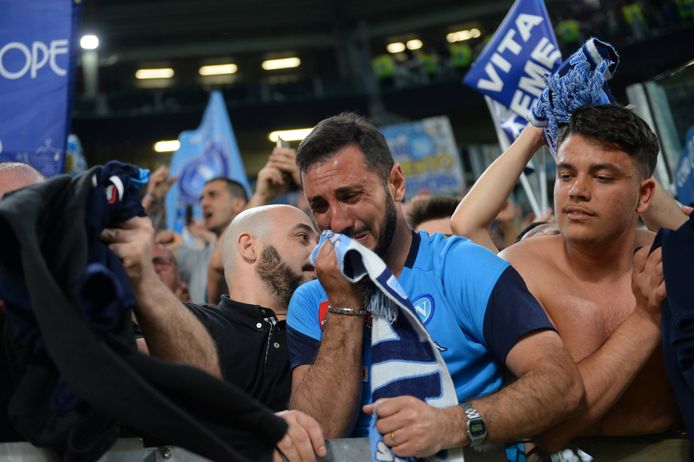 Fans van Napoli in tranen na de zege.