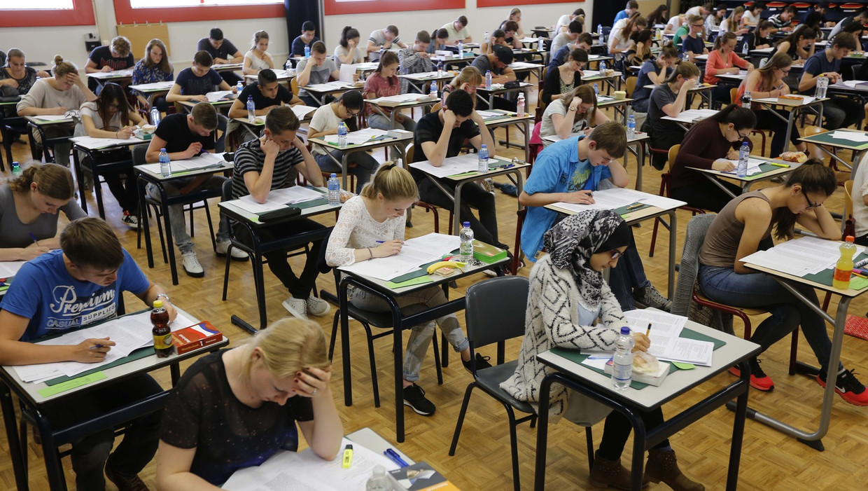 Leerlingen aan het eindexamen. Beeld archieffoto AD