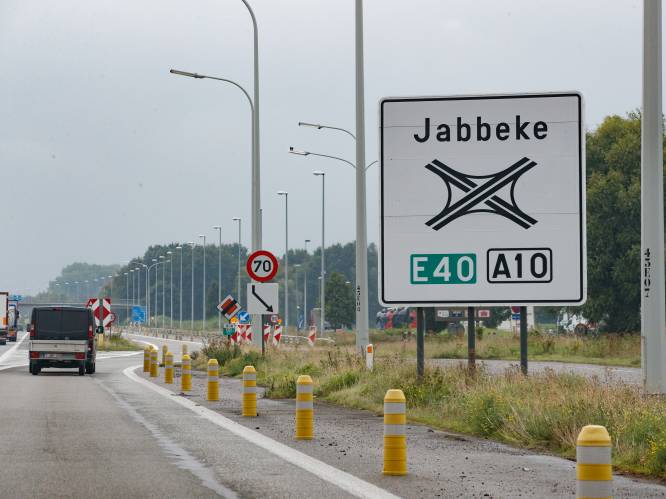 Snelwegparking Jabbeke blijft 's nachts gesloten voor langparkeerders: “Normaal zal daar niets aan veranderen”