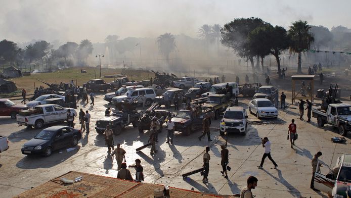 Rebellen bij de inname van de compund van Kaddafi in Tripoli.