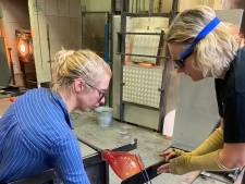 Maassluise Mirna (24) leert op het Deense eiland Bornholm alles over het oude ambacht glasblazen