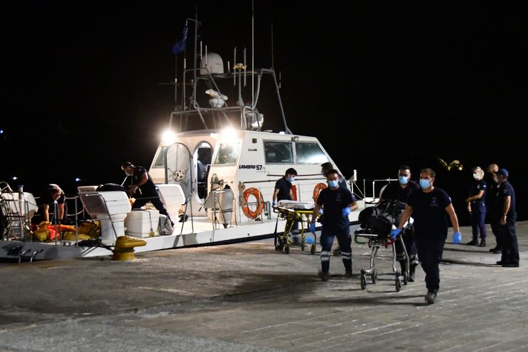 De Griekse kustwacht brengt de lichamen van de twee slachtoffers aan land in Samos. Beeld AP