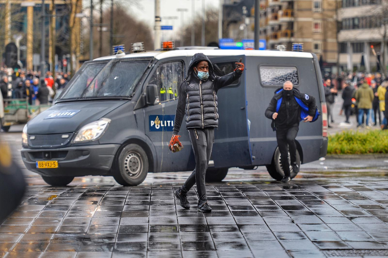 Relschoppers gooien stenen naar de politie.