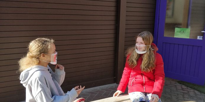 De leerlingen van 6A moeten nog tot volgende week een mondmasker dragen. Omdat één van de leerlingen slechthorend is, dragen ze nu allemaal een doorzichtig mondmasker.