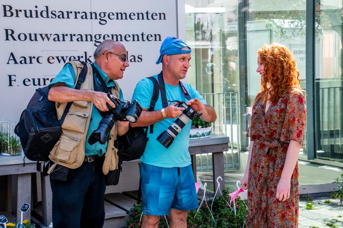 De vele fotografen schieten foto's van de duizenden roodharigen in de stad, zoals van deze Duitse bezoekster.