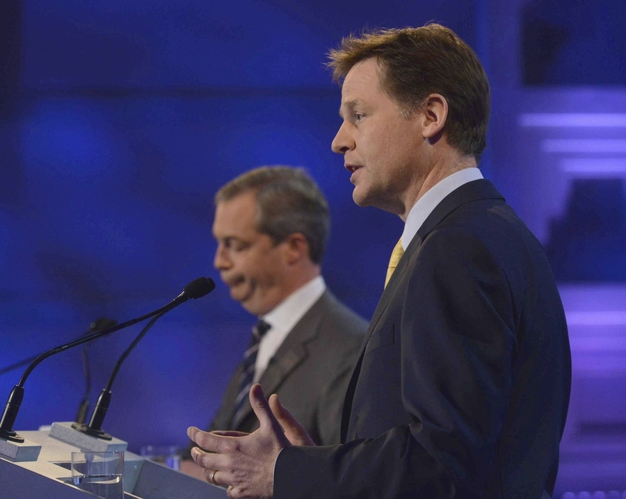 Nick Clegg (rechts) en Nigel Farage tijdens het debat.