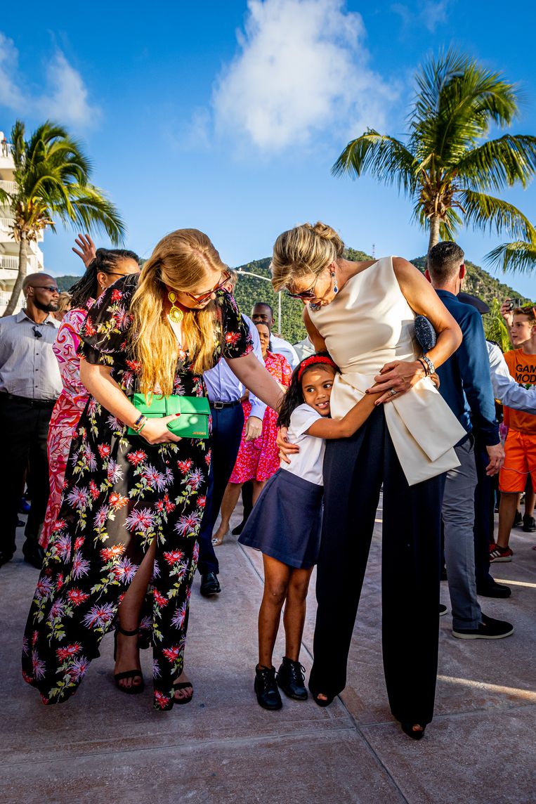 Máxima en Amalia tijdens het bezoek aan Sint-Maarten, 6 februari 2023.  Beeld WireImage