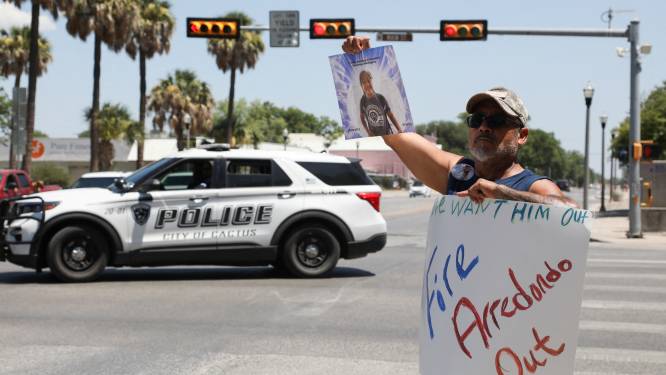 Bekritiseerde politiechef met verlof na onthullingen in onderzoek dodelijke schietpartij Texas