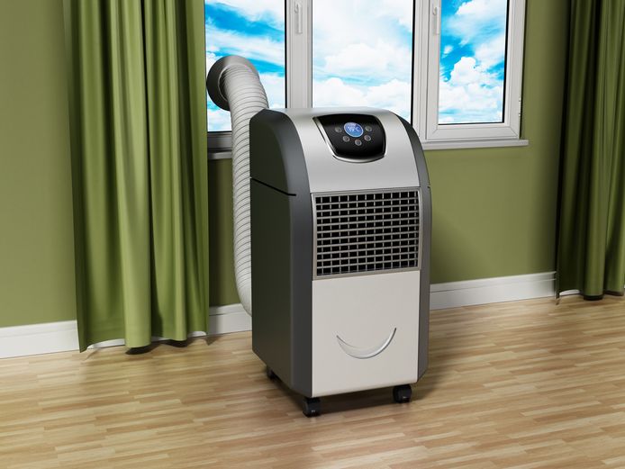 Een mobiele airco zuigt de warme lucht van zijn omgeving naar binnen om die te verkoelen. De onttrokken warmte gaat via een afvoerslang naar buiten.