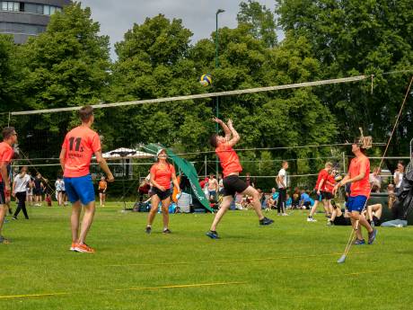 5000 internationale studenten doen mee aan het grootste grasvolleybaltoernooi ter wereld 