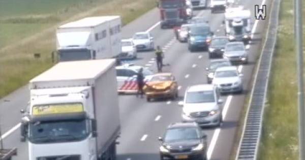 Rijstroken A73 dicht nadat auto tegen vrachtwagen botst