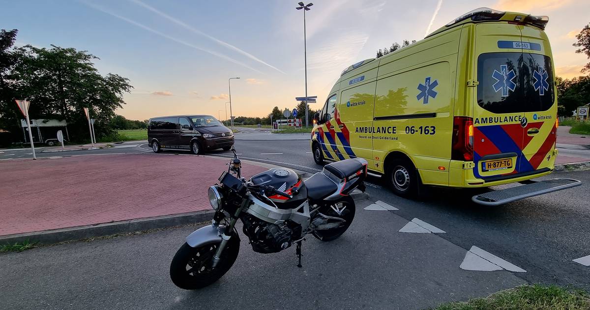 Motorrijder en bijrijder gewond door botsing met bedrijfsbus in Wehl.
