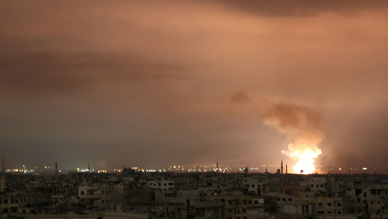 Rook stijgt op uit Oost-Ghouta na een luchtaanval door het Syrische regime op de late vrijdagavond. Beeld afp