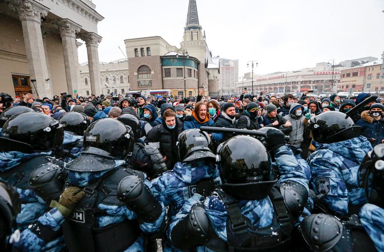 De ordediensten arresteerden duizenden Russen de voorbije weken. Zevenhonderd demonstranten zitten nog steeds vast. Beeld AP