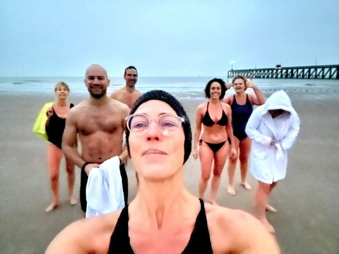 Katrien Vergote (vooraan) en haar vrienden duiken elke maandag in Blankenberge de zee in.