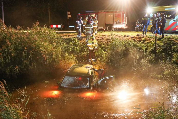 Een auto is vrijdagavond te water geraakt langs de Abtsweg in Nagele.