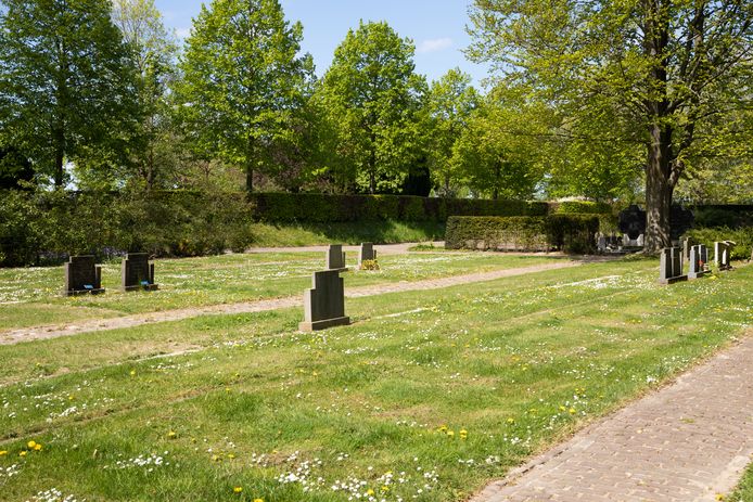 Door de ruiming van de zerken ziet Begraafplaats Westerzicht in Axel er al behoorlijk leeg uit.