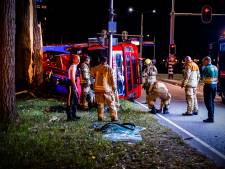 Hoogwerker op z'n kant: twee brandweerlieden naar ziekenhuis
