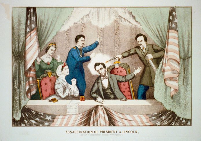John Wilkes Booth, aanhanger van de Zuidelijke Staten, schoot  op 14 april 1865 Abraham Lincoln neer tijdens een voorstelling in het Ford's Theatre in Washington DC. De zittende president overleed een dag later aan de verwondingen.