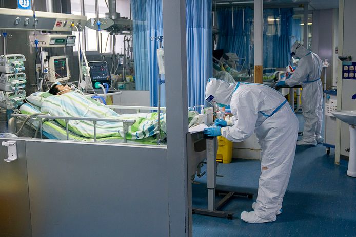Artsen en verplegers aan het werk met coronapatiënten in het Zhongnan-ziekenhuis van de Universiteit van Wuhan, in miljoenenstad Wuhan.