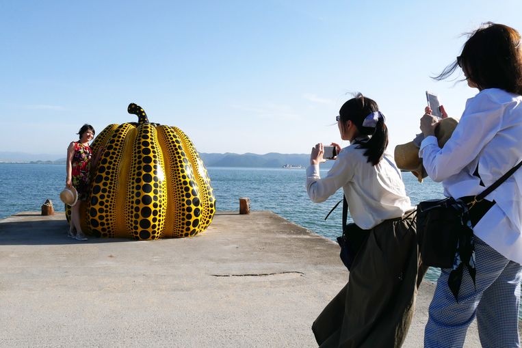 De bestipte pompoen van Yayoi Kusama op het Japanse eiland Naoshima is een trekpleister voor toeristen die er massaal selfies maken. Beeld Robin Broos