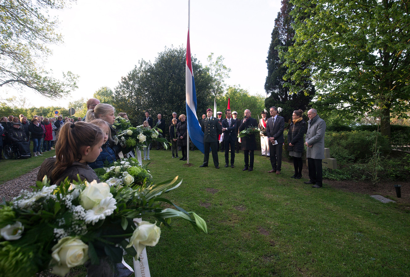 De Emmerikse burgemeester Peter Hinze (vierde van rechts) hield in 2019 op 4 mei een toespraak op de militaire begraafplaats in Tolkamer.