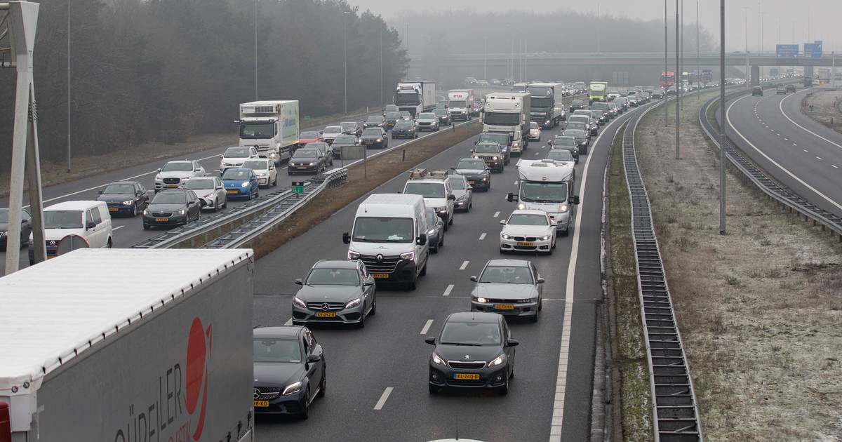 Ongeluk op A1 bij Rijssen, twee rijstroken dicht.