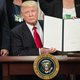 Samengebalde vuisten tegen de waanzin van Trump