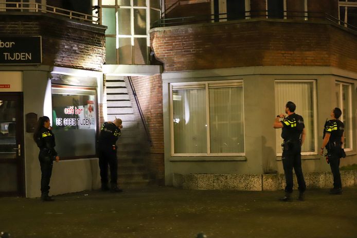 Twee mannen hebben geprobeerd een woning aan de Van Zeggelenlaan in Den Haag te overvallen.