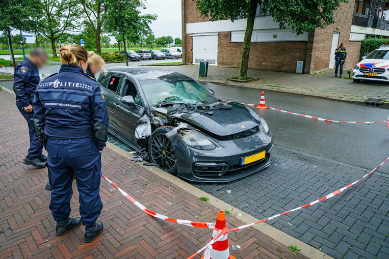 De politie onderzoekt de uitgebrande auto van voetballer Mo Ihattaren in de Utrechtse wijk Kanaleneiland. Beeld ANP /  ANP