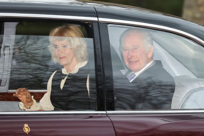 Charles en Camilla onderweg naar Buckingham Palace, waar ze een helikopter namen richting Sandringham.